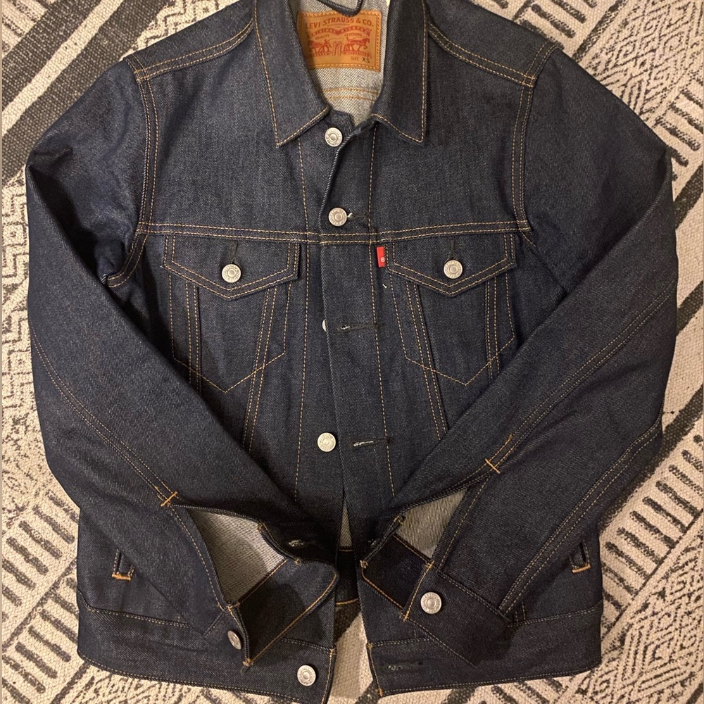 Dark wash Levi’s trucker jacket, like new, XS